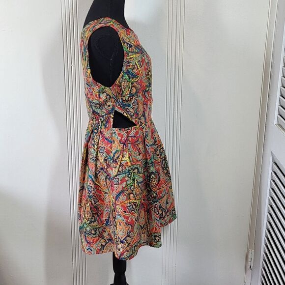 Beautifully Cut Out Dress - Picture 3 of 11